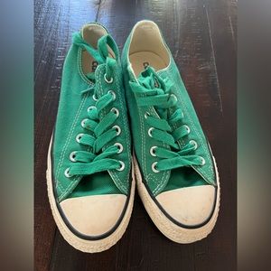 Kelly Green Converse Women’s size 7.5